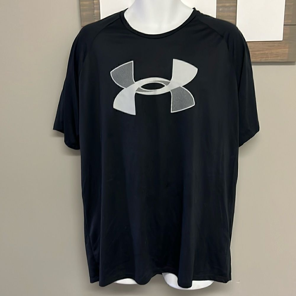 Under Armour Men’s Black w/ Front Logo Short Sleeve Loose HeatGear T-shirt- XL